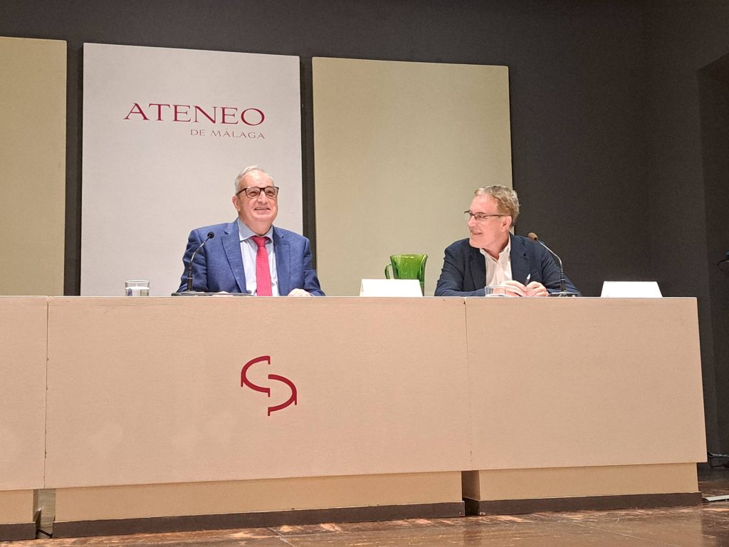 El Dr. Antonio Manuel Roldán Báez durante su conferencia en el Ateneo de Málaga, 12 de mayo de 2026