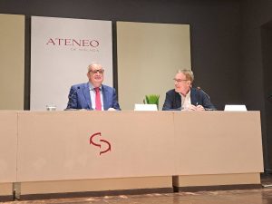 El Dr. Antonio Manuel Roldán Báez durante su conferencia en el Ateneo de Málaga, 12 de mayo de 2026